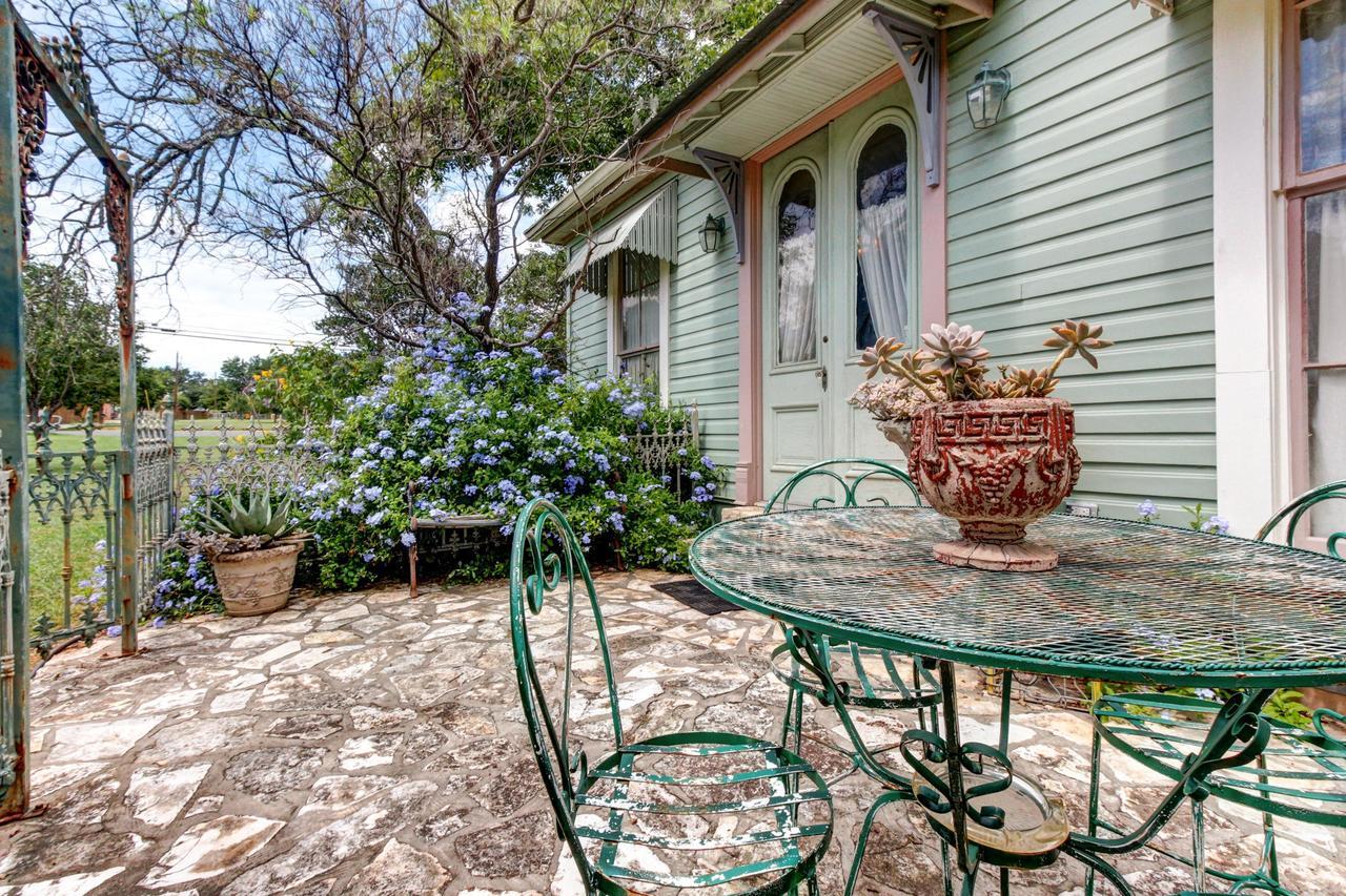 Aunt Violets Bed And Breakfast Fredericksburg Room photo